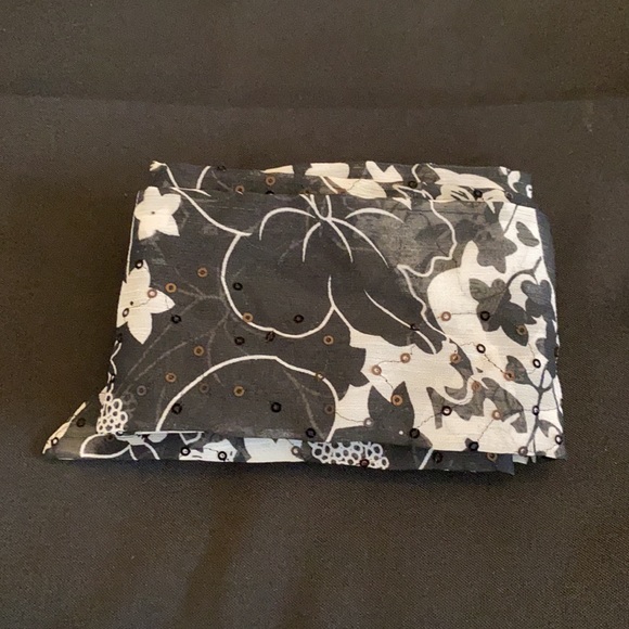 Black and White sequins Floral Scarf - Picture 6 of 6